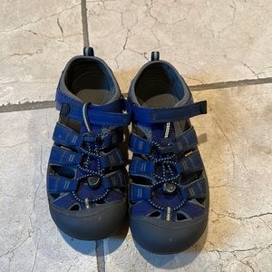 Boys water shows keen size 6